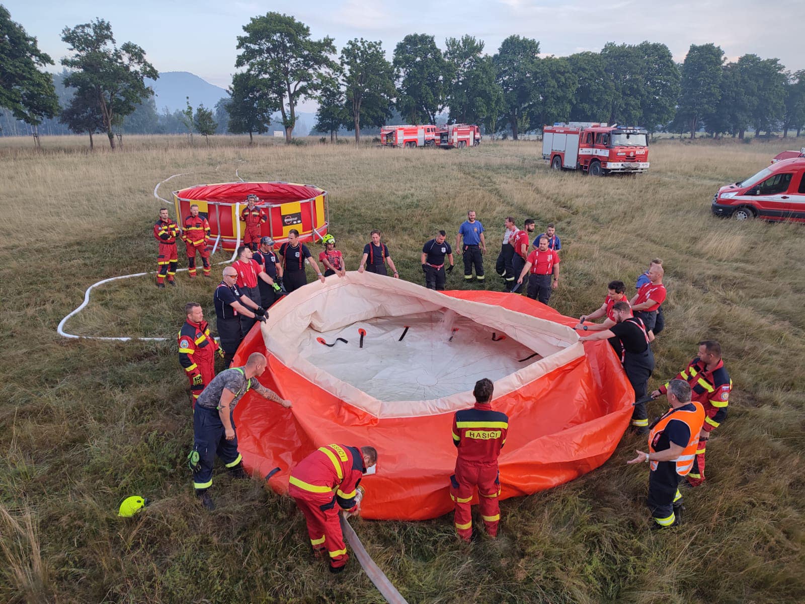 01 - Včera večer dorazili do oblasti zasiahnutej požiarmi v Národnom parku České Švýcarsko ďalší slovenskí hasiči s nádržou fireflex 